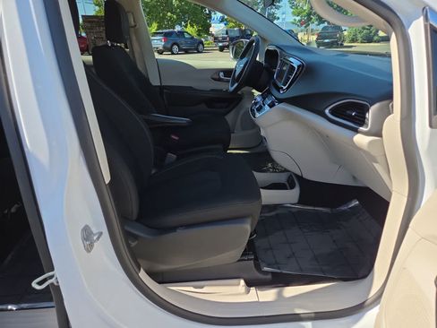 Used 2022 Chrysler Voyager LX FWD image 22