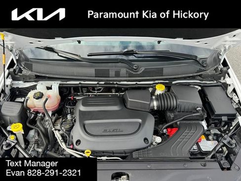 Used 2024 Chrysler Pacifica Touring-L image 18