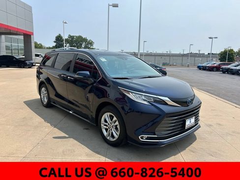 Used 2024 Toyota Sienna Limited AWD/4WD image 4