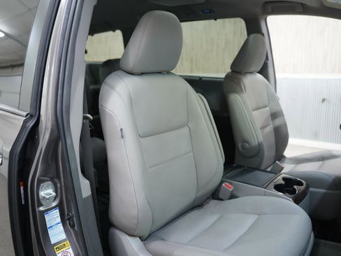 Used 2017 Toyota Sienna XLE Premium w/ Outdoor Package image 28