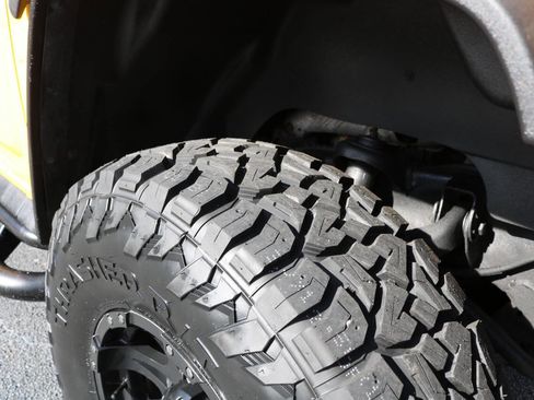 Used 2003 HUMMER H2 Base 4dr 4WD SUV w/ Preferred Equipment Group image 9