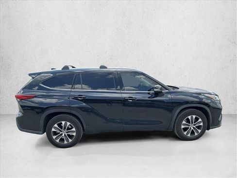 Used 2020 Toyota Highlander XLE FWD image 4