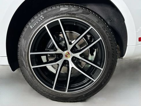 Certified 2025 Porsche Macan AWD/4WD image 33