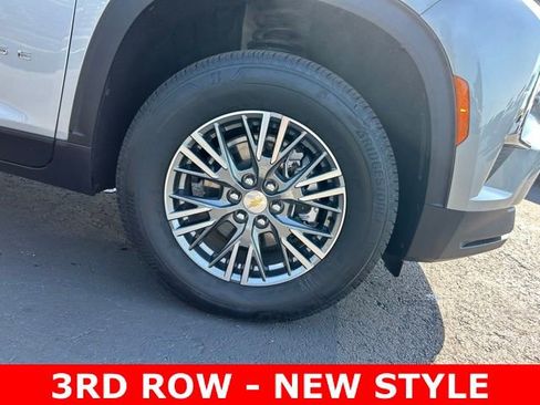 Used 2025 Chevrolet Traverse LT image 8