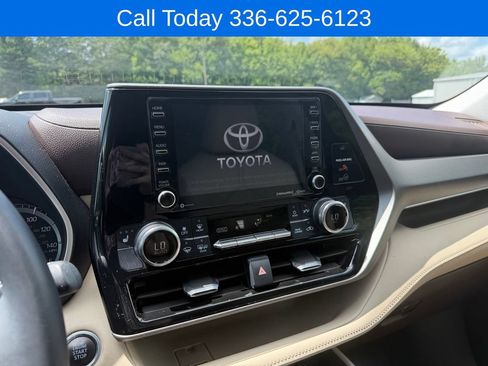 Used 2020 Toyota Highlander XLE FWD image 22