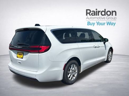 Used 2023 Chrysler Pacifica Touring-L FWD image 7