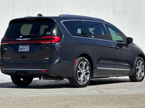 Used 2021 Chrysler Pacifica Pinnacle AWD/4WD image 3