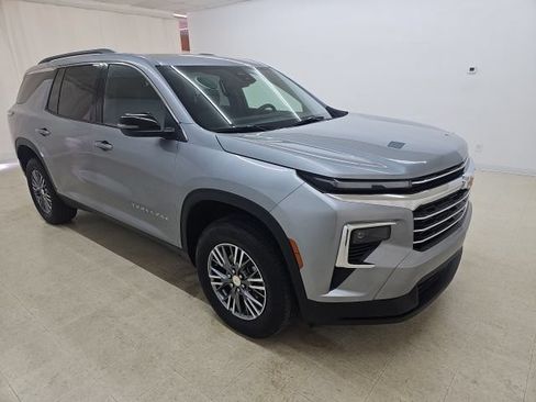 Used 2025 Chevrolet Traverse LT AWD/4WD image 3