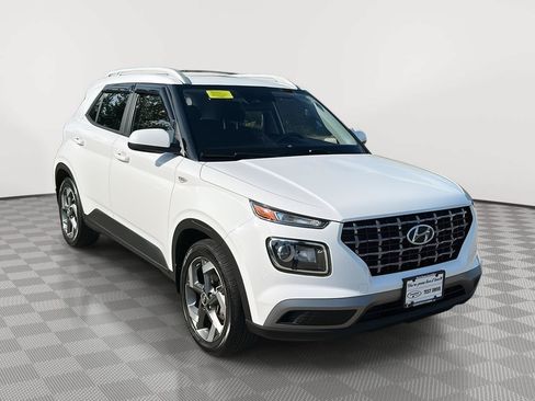 Used 2023 Hyundai Venue SEL FWD image 3