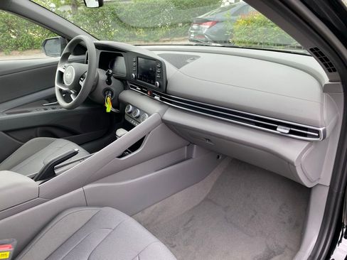 New 2026 Hyundai Elantra SE FWD image 32