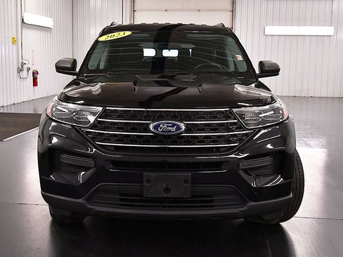 Used 2023 Ford Explorer XLT AWD/4WD image 2