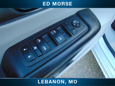 Used 2024 Chrysler Pacifica Touring-L image 17