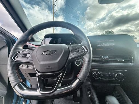 Used 2025 Chevrolet TrailBlazer RS w/ Convenience Package FWD image 11