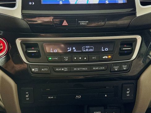 Used 2018 Honda Pilot Touring image 19