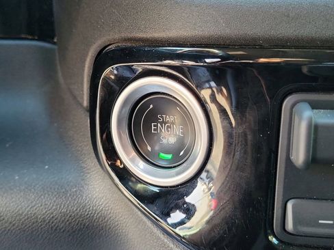 Used 2025 GMC Sierra 1500 SLT image 28