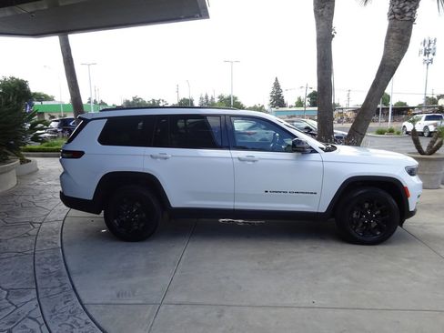 Used 2024 Jeep Grand Cherokee L Laredo AWD/4WD image 8