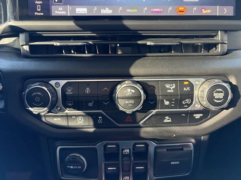 Used 2025 Jeep Gladiator Sport image 12