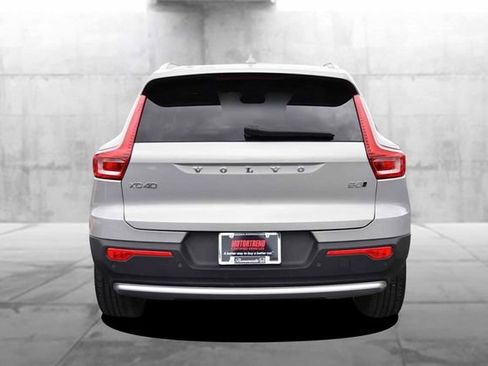 Used 2023 Volvo XC40 B5 Core image 6