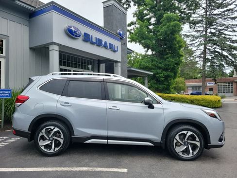 Used 2022 Subaru Forester Touring AWD/4WD image 2