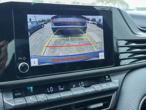 Used 2025 Toyota Camry SE image 4