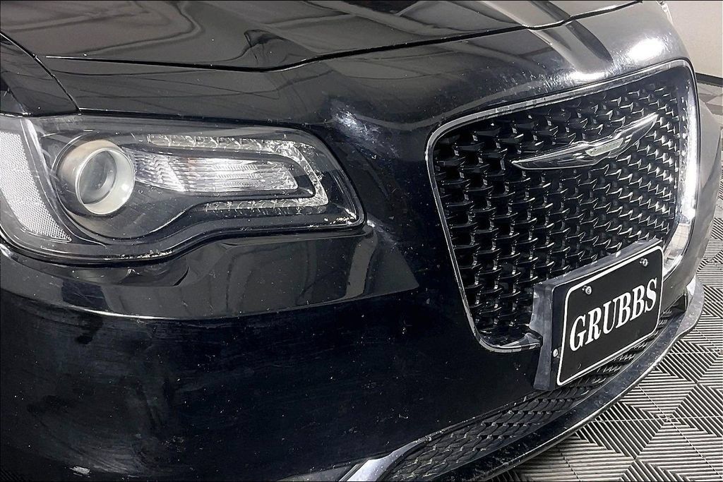 Used 2019 Chrysler 300 S AWD/4WD image 35