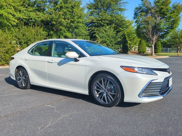 Used 2022 Toyota Camry XLE FWD image 2