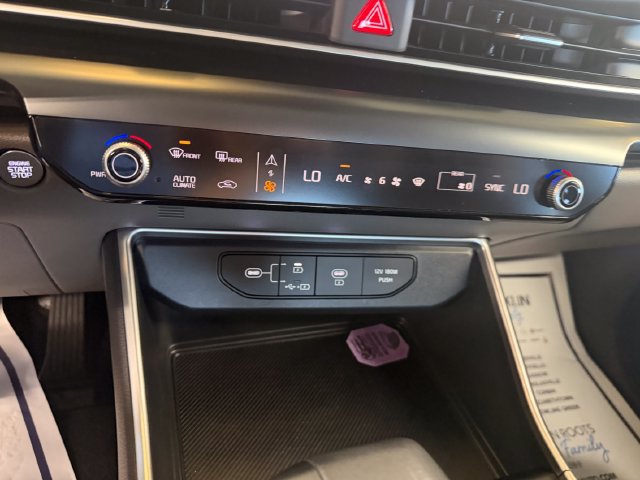 Used 2025 Kia Carnival FWD image 14
