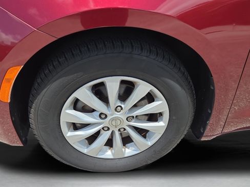 Used 2017 Chrysler Pacifica Touring-L FWD image 38