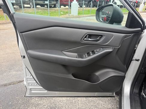 Used 2025 Nissan Rogue S FWD image 5