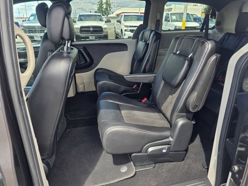 Used 2019 Dodge Grand Caravan SXT w/ Rear Park Assist Package FWD image 16