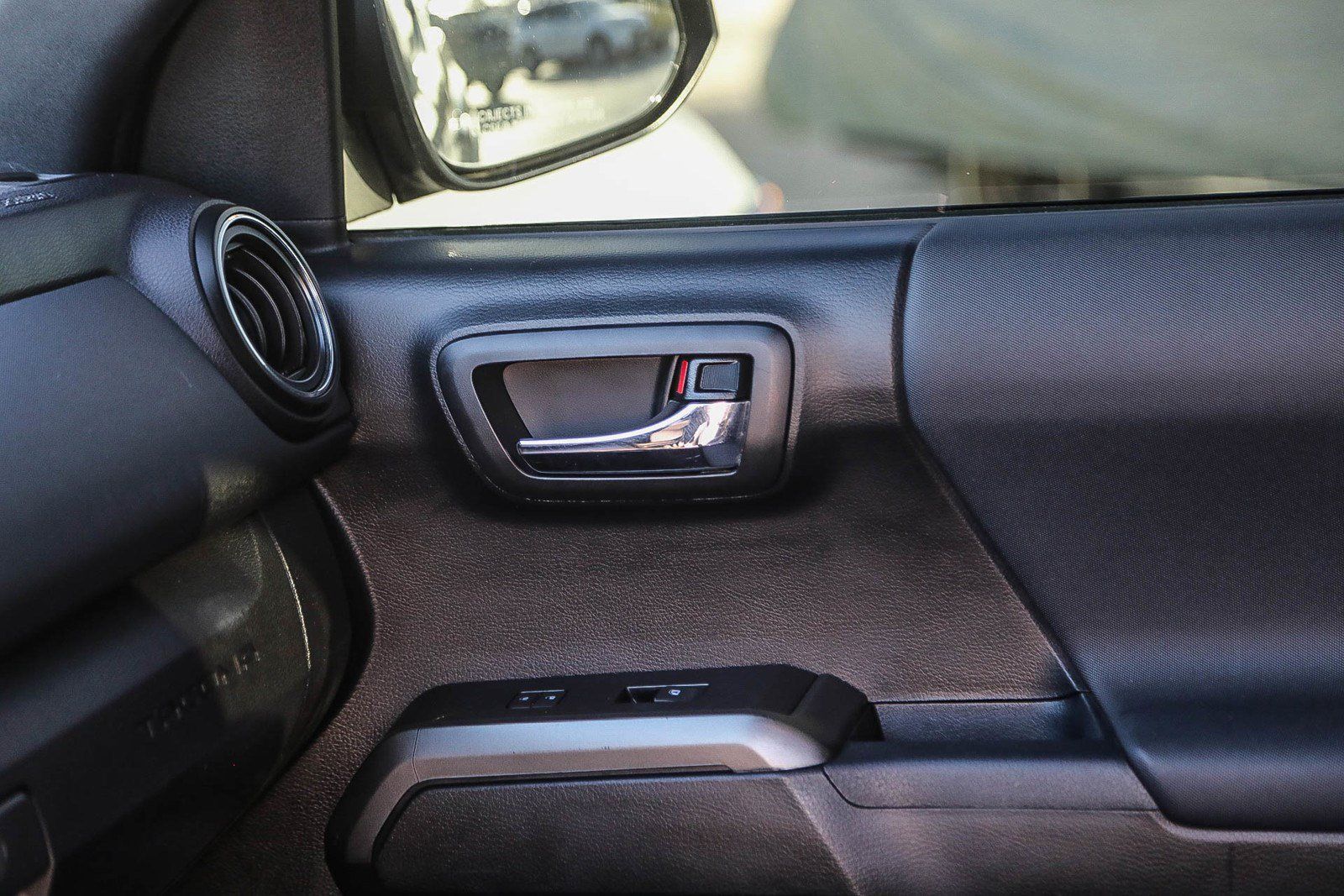 Used 2019 Toyota Tacoma TRD Off-Road w/ Technology Package RWD image 20
