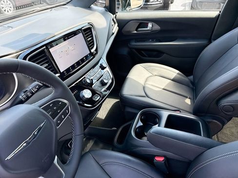Used 2026 Chrysler Pacifica Select image 26