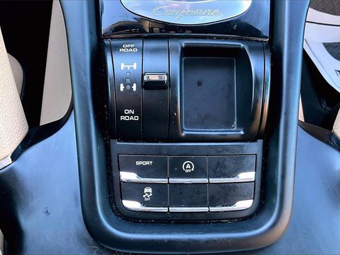 Used 2016 Porsche Cayenne image 31