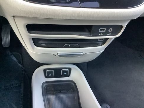 Used 2018 Chrysler Pacifica Touring-L Plus FWD image 32