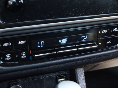 Used 2019 Toyota Corolla LE w/ Carpet Mat Package (TMS) FWD image 29