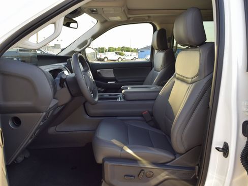 New 2025 Ford Expedition Active image 18