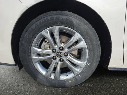 Used 2024 Toyota Sienna Platinum image 37