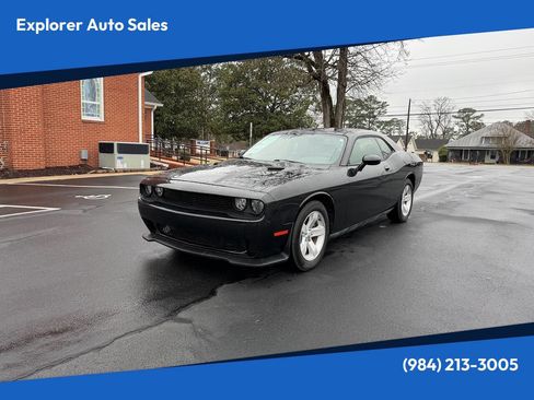 Used 2010 Dodge Challenger SE image 1