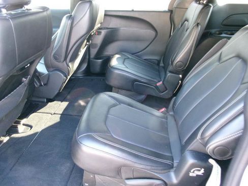 Used 2025 Chrysler Pacifica Select FWD image 9