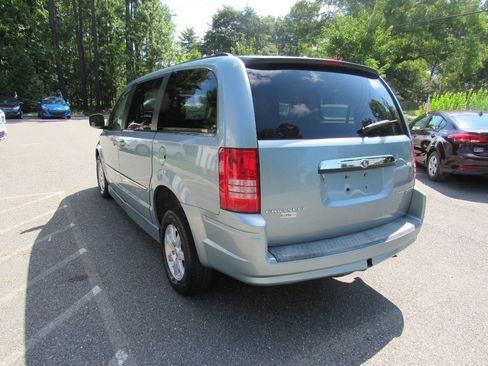 Used 2010 Chrysler Town & Country Touring FWD image 4