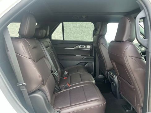 Certified 2025 Ford Explorer Platinum image 9