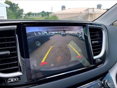 Used 2023 Chrysler Pacifica Touring-L FWD image 17