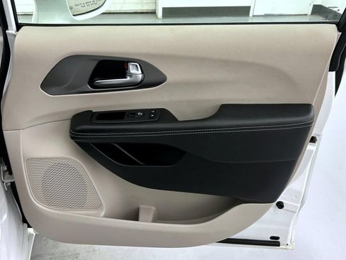 Certified 2022 Chrysler Pacifica Touring-L FWD image 16