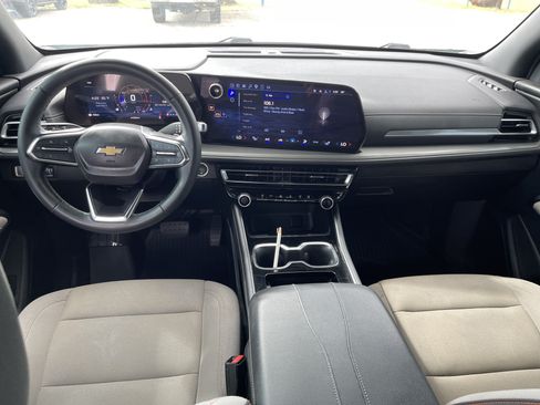 Used 2024 Chevrolet Traverse LT w/ Trailering Package FWD image 15
