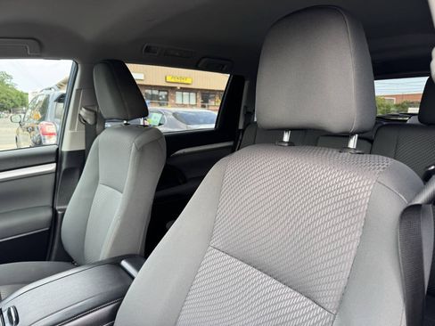 Used 2018 Toyota Highlander LE AWD/4WD image 13