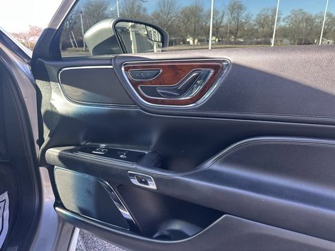 Used 2018 Lincoln Continental Premiere image 22