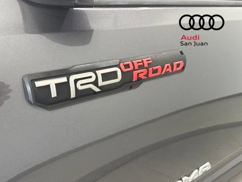 Used 2018 Toyota Tacoma TRD Off-Road w/ Technology Package AWD/4WD image 8