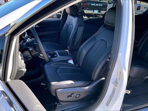 New 2026 Chrysler Pacifica Select FWD image 10