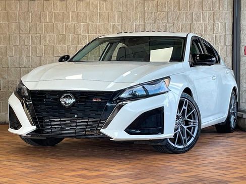 Used 2024 Nissan Altima 2.0 SR image 2