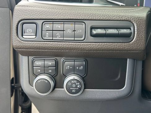 Used 2021 GMC Yukon Denali w/ Advanced Technology Package AWD/4WD image 12